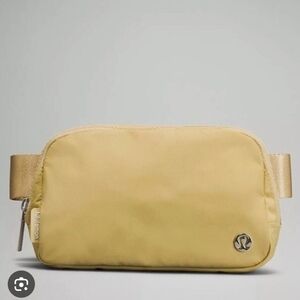 Lululemon Everywhere Belt Bag *1L Golden Sand